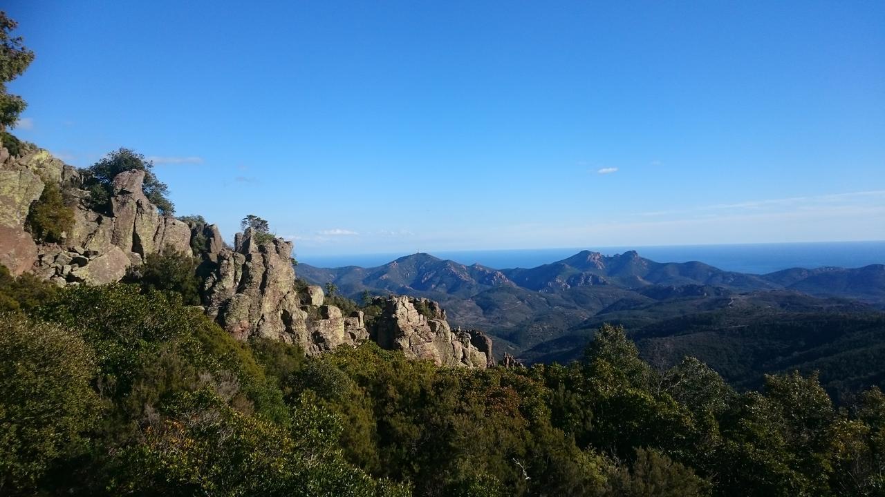 Готель L'Estirado Des Adrets Лез-Адре-де-л'Естерель Екстер'єр фото